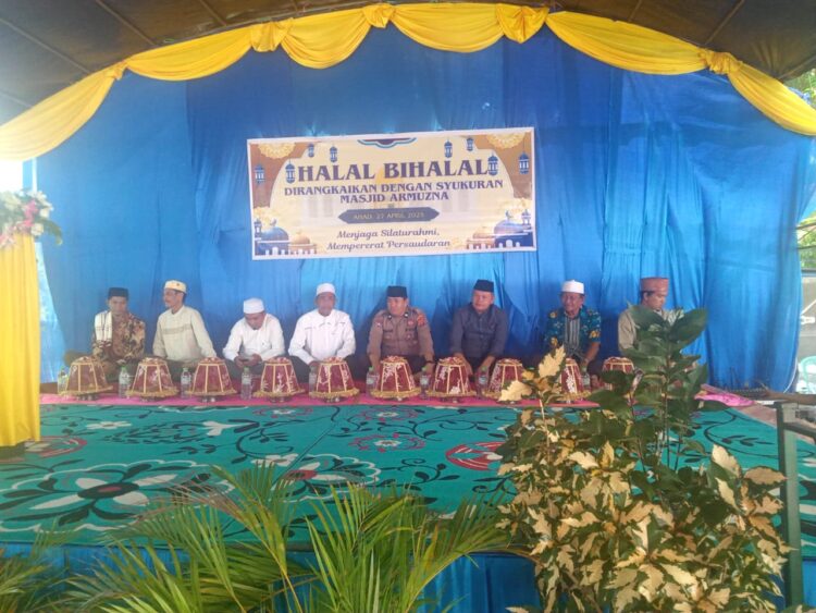 Plt Asisten III Sekretariat Daerah Kabupaten Touna, Marni Mangun Hadiri Halal Bihalal Yang Dirangkaikan Dengan Syukuran Masjid Armuzna di Desa Patingko