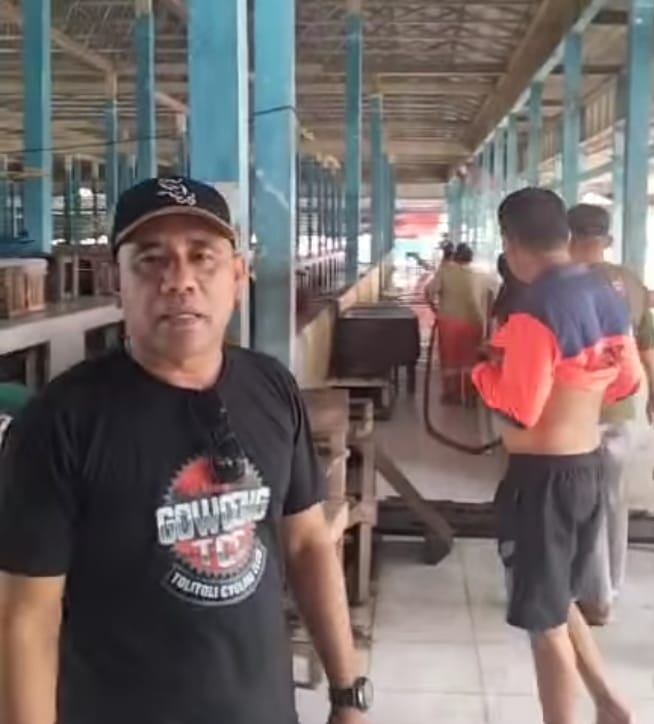 Plt.Asisten II Bidang Perekonomian dan Pembangunan Sekretariat Pemkab Touna, Aspan Taurenta Saat Melakukan Pembersihan Pasar Sentral Ampana di Desa Sansarino