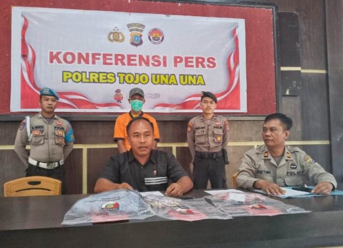 KBO Satreskrim Polres Touna, Iptu Kadek Agung didampingi Kasihumas Iptu Martono Pada Saat Konferensi Pers.