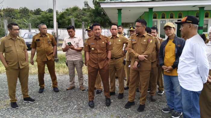 Bupati Touna, Ilham Lawidu Saat Meninjau Lokasi Persiapan Sekolah Rakyat di BLK Desa Kajulangko.