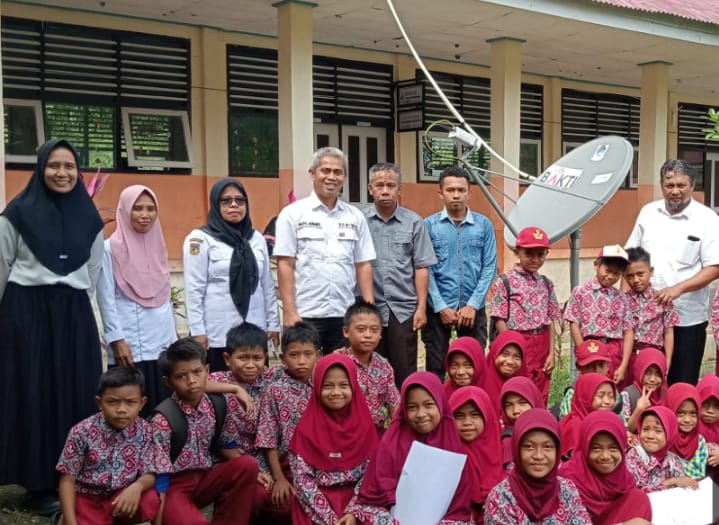 Kepala Dinas Kominfo Touna Bersama Bidang Ego Melakukan Monitoring Internet Bakti di SDN Uejimi Kecamatan Ulubongka