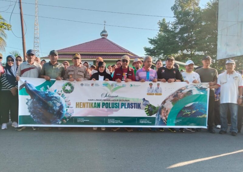 Wakil Bupati Touna, Surya Lapasiri Pimpin Aksi Bersih Sampah Plastik di Pantai Taman JH Ampana, Dalam Rangka Memperingati Hari Lingkungan Hidup Sedunia.