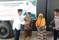 Kapolres Touna, AKBP Ridwan J.M Hutagaol Saat Menyerahkan Daging Qurban Kepada Masyarakat.