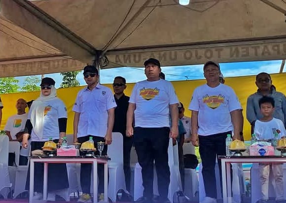 Bupati dan Wakil Bupati Touna Saat Menyaksikan Balapan Motor Di Sirkuit Eks Lapangan STQ Bumi Mas Uemalingku.