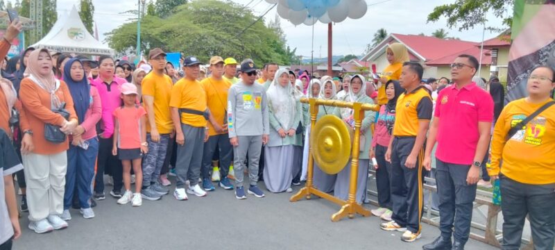Bupati Touna Ilham Lawidu Bersama Ketua TP-PKK Touna, Hajar Saat Melaunching 6000 Langkah Maimo Molinja.