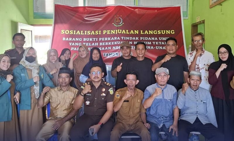 Kepala Seksi Pemulihan Aset dan Pengelolaan Barang Bukti Kejaksaan Touna, Muh. Dhimas Trisaskti Memimpin Sosialisasi Penjualan Langsung Barang Bukti Perkara Tindak Pidana Umum Yang Telah Berkekuatan Hukum Tetap di Desa Bantuga Kecamatan Ampana Tete.