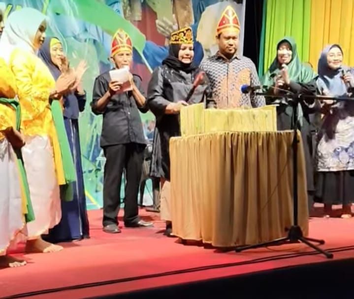 Wabup Touna, Surya Lapasiri Saat Melakukan Pembakaran Lupi Pada Kegiatan Posintuvu Raya Lupi.