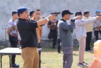 Sekda Touna, Alfian Matajeng Saat Latihan Menembak di Lapangan Wicaksana Polres Touna.