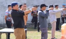 Menyemarakkan Hari Bhayangkara, Sekda Touna Ikut Latihan Menembak