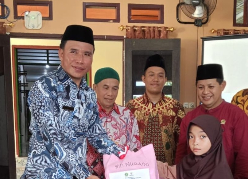 Kepala Seksi Bimbingan Masyarakat Islam, Andi Harun Saat Menyerahkan Bingkisan Kepada Anak Yatim dan Penyandang Disabilitas.