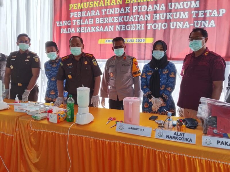 Foto : Kepala Kejaksaan Touna, Philipus Siahaan Pimpin Pemusnahan Barang Bukti Perkara Tindak Pidana Umum Yang Telah Berkekuatan Hukum Tetap.