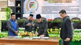 Foto: Bupati Ilham Lawidu Saat Menandatangani Persetujuan Bersama Atas Ranperda Tentang Pertanggungjawaban Pelaksanaan APBD 2024.