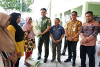 Foto : Dandim 1307/Poso Letkol Arm. Edy Yulian Budiargo Didampingi Kepala Bulog Poso dan Kadis Pertanian Saat Menyerahkan Bantuan Beras Kepada Masyarakat.