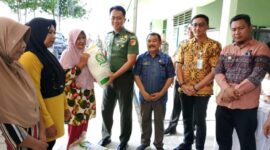 Foto : Dandim 1307/Poso Letkol Arm. Edy Yulian Budiargo Didampingi Kepala Bulog Poso dan Kadis Pertanian Saat Menyerahkan Bantuan Beras Kepada Masyarakat.