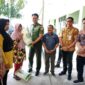 Foto : Dandim 1307/Poso Letkol Arm. Edy Yulian Budiargo Didampingi Kepala Bulog Poso dan Kadis Pertanian Saat Menyerahkan Bantuan Beras Kepada Masyarakat.