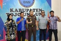 Kejari Touna Didampingi Kasi Intel Saat Foto Bersama Dengan Kepala BNN.