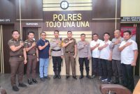 Kapolres Touna Saat Foto Bersama Dengan Kejari Touna Didampingi Para Kasi.