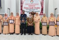 Wakil Bupati, Surya Lapasiri Didampingi Pj.Sekda Touna Alfian Matajeng Saat Foto Bersama Dengan Ketua dan Anggota Dharma Wanita Persatuan Touna.
