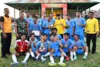 Bupati Touna, Ilham Lawidu Saat Menyerahkan Piala Juara I Tournament Kemerdekaan Ulubongka.