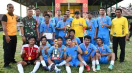 Bupati Touna, Ilham Lawidu Saat Menyerahkan Piala Juara I Tournament Kemerdekaan Ulubongka.