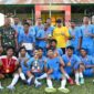 Bupati Touna, Ilham Lawidu Saat Menyerahkan Piala Juara I Tournament Kemerdekaan Ulubongka.