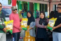 Bupati Touna, Ilham Lawidu Hadir Sekaligus Menyerahkan Secara Simbolis Bantuan Beras.