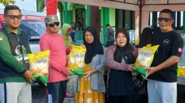 Bupati Touna, Ilham Lawidu Hadir Sekaligus Menyerahkan Secara Simbolis Bantuan Beras.