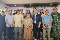 Wakil Bupati Touna, Surya Lapasiri Saat Foto Bersama di Kegiatan Panen Hadiah Simpedes BRI Branch Office Ampana.