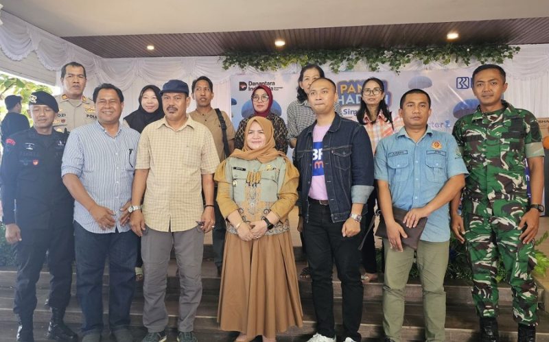 Wakil Bupati Touna, Surya Lapasiri Saat Foto Bersama di Kegiatan Panen Hadiah Simpedes BRI Branch Office Ampana.