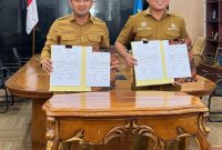 Bupati Touna Ilham Lawidu dan Bupati Morowali Utara Saat Melakukan Penandatanganan Berita Acara Tapal Batas Wilayah Administratif