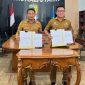 Bupati Touna Ilham Lawidu dan Bupati Morowali Utara Saat Melakukan Penandatanganan Berita Acara Tapal Batas Wilayah Administratif
