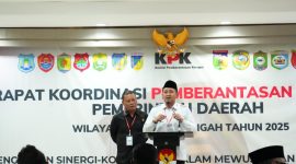 Bupati Touna, Ilham Lawidu Didampingi Ketua DPRD Gusnar Suleman Saat Memberikan Sambutan di Kegiatan Rakor Program Pemberantasan Korupsi Terintegrasi, Bertempat di Aula Gedung KPK RI Jakarta.