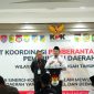 Bupati Touna, Ilham Lawidu Didampingi Ketua DPRD Gusnar Suleman Saat Memberikan Sambutan di Kegiatan Rakor Program Pemberantasan Korupsi Terintegrasi, Bertempat di Aula Gedung KPK RI Jakarta.