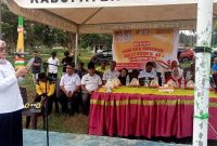 Wakil Bupati Touna, Surya Lapasiri Saat Memberikan Sambutan di Kegiatan Pembukaan Volly Ball Unik.