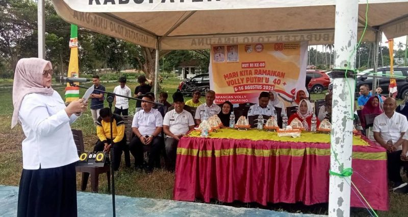 Wakil Bupati Touna, Surya Lapasiri Saat Memberikan Sambutan di Kegiatan Pembukaan Volly Ball Unik.