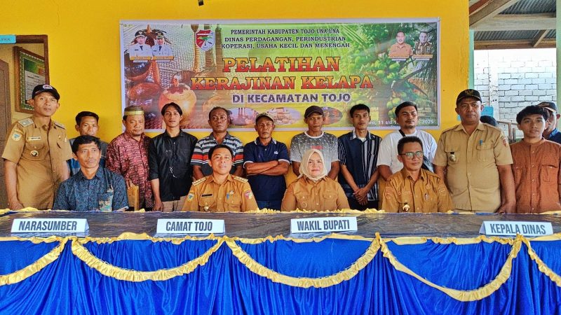 Wakil Bupati Touna, Surya Membuka Pelatihan Olahan Berbasis Kelapa dan Kerajinan Kelapa di Desa Lemoro Kecamatan Tojo.