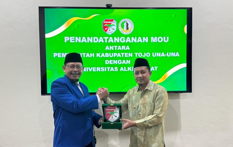 Bupati Touna, Ilham Lawidu Bersama Rektor Universitas Alkhairaat Palu, Moh.Yasin Saat Saat Melakukan Penandatanganan MoU