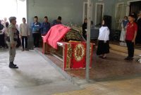 Wakil Bupati Touna, Surya Saat Memimpin Upacara Pelepasan Jenazah Pegawai Ampana Kota.