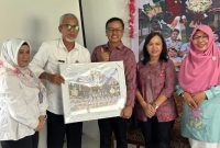 Kepala Kantor Pertanahan Touna, Said Salim Niode di Dampingi KTU Fatmawati Saat Foto Bersama Dengan Mantan Kepala Kantor Pertanahan Touna, Siswoyo
