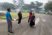 Wakil Bupati Touna, Surya Saat Meninjau Lokasi Pelaksanaan Upacara Peringatan HUT Kemerdekaan Republik Indonesia Ke-80 