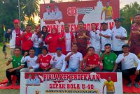 Bupati Ilham Lawidu Bersama Wakil Bupati Surya Lapasiri Saat Foto Bersama Dengan Para Panitia