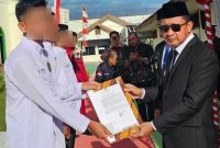 Bupati Touna, Ilham Lawidu Saat Menyerahkan Remisi HUT RI Ke-80 Kepada SBP Lapas Ampana