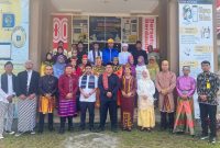 Foto Bersama Usai Melaksanakan Upacara Dengan Menggunakan Baju Adat