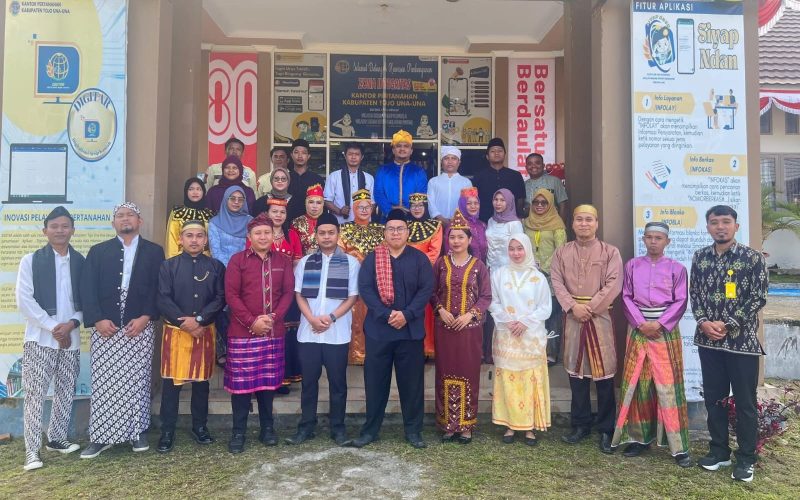 Foto Bersama Usai Melaksanakan Upacara Dengan Menggunakan Baju Adat