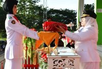 Anggota Paskibraka Saat Menyerahkan Bendera Merah Putih Kepada Inspektur Upacara