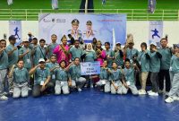 Wakil Bupati, Surya Lapasiri Saat Foto Bersama Dengan Para Atlet Asal Touna.