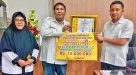 Bupati Touna, Ilham Lawidu Saat Menyerahkan Piagam Penghargaan dan Bonus Kepada Lurah Labiabae Sebagai Bentuk Apresiasi