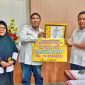 Bupati Touna, Ilham Lawidu Saat Menyerahkan Piagam Penghargaan dan Bonus Kepada Lurah Labiabae Sebagai Bentuk Apresiasi