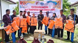 Bupati Ilham Lawidu Didampingi Wakil Bupati Surya Lapasiri Saat Menyerahkan Bantuan Perahu Transportasi Siswa Yang Tinggal di Pulau Terpencil 