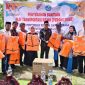 Bupati Ilham Lawidu Didampingi Wakil Bupati Surya Lapasiri Saat Menyerahkan Bantuan Perahu Transportasi Siswa Yang Tinggal di Pulau Terpencil 